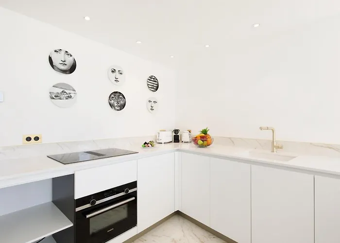 Les Legendes Yourhosthelper * カンヌ