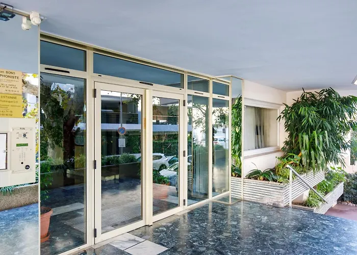 Les Legendes Yourhosthelper カンヌ