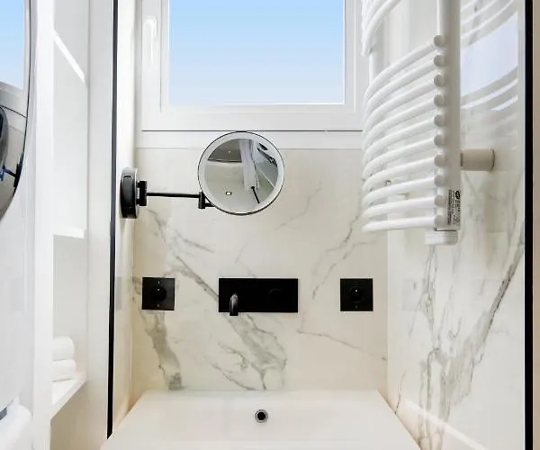 Les Legendes Yourhosthelper * カンヌ